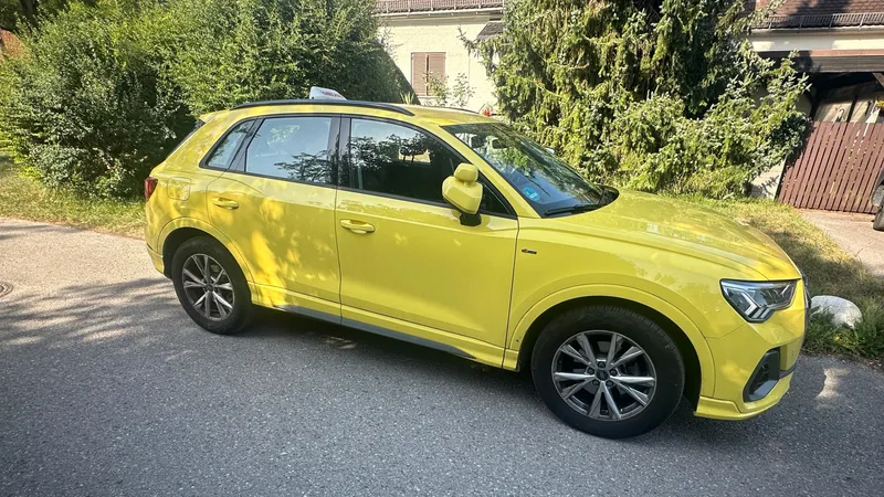 Der Audi Q3 schräg von vorne, geparkt an einer Wohnstraße