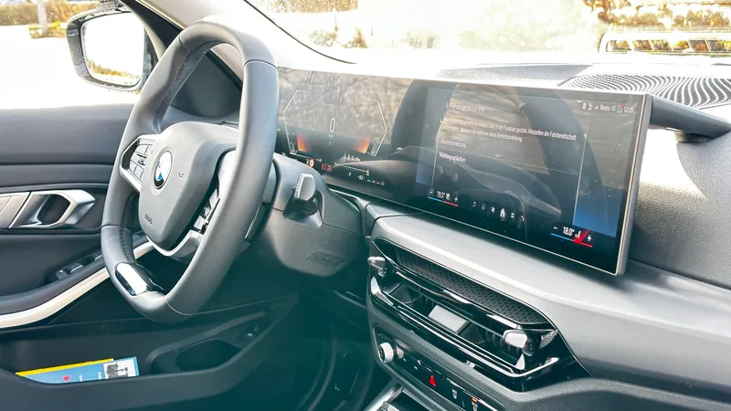 Innenraum des BMW 318i Touring mit Blick auf Lenkrad und Armaturenbrett