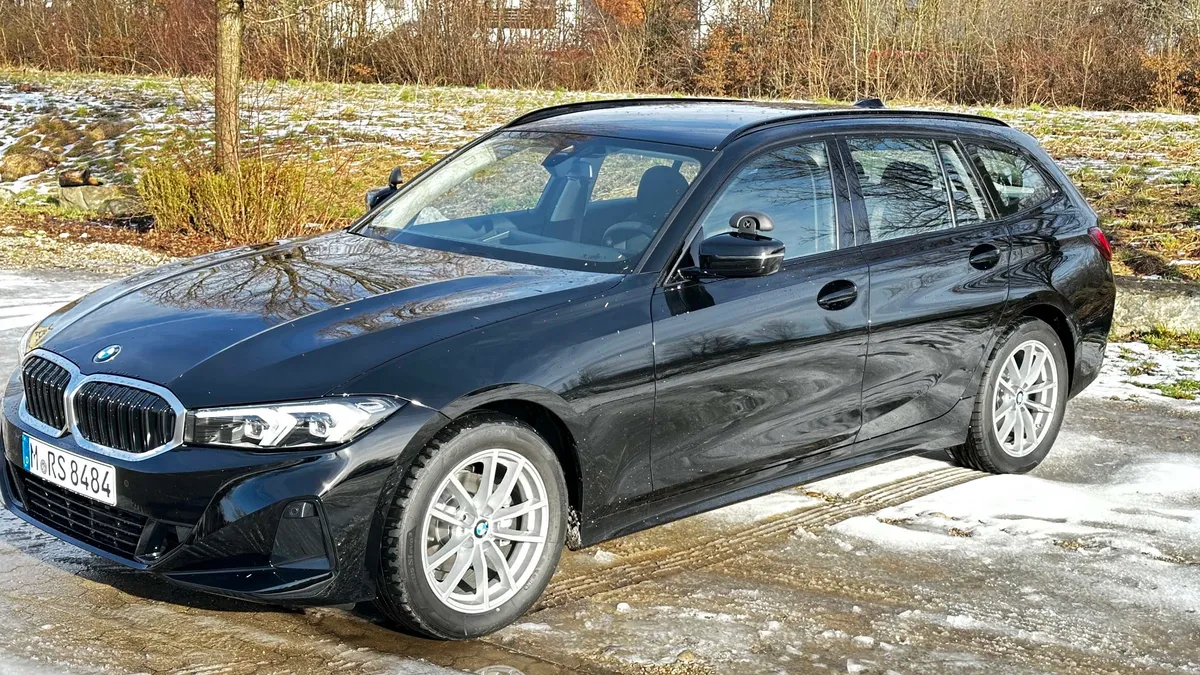 Der schwarze BMW 318i Touring in der Seitenansicht