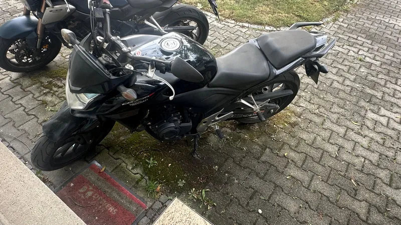 Die Honda CB500F schräg von vorne, der Zweizylindermotor ist sichtbar