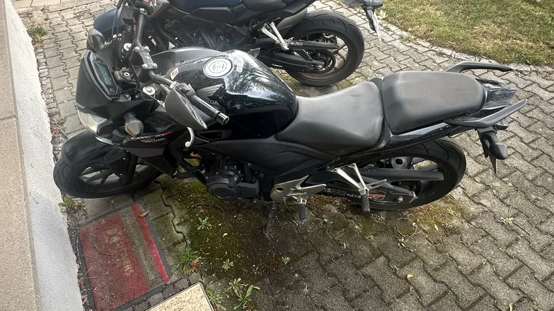 Die Honda CB500F in der Seitenansicht