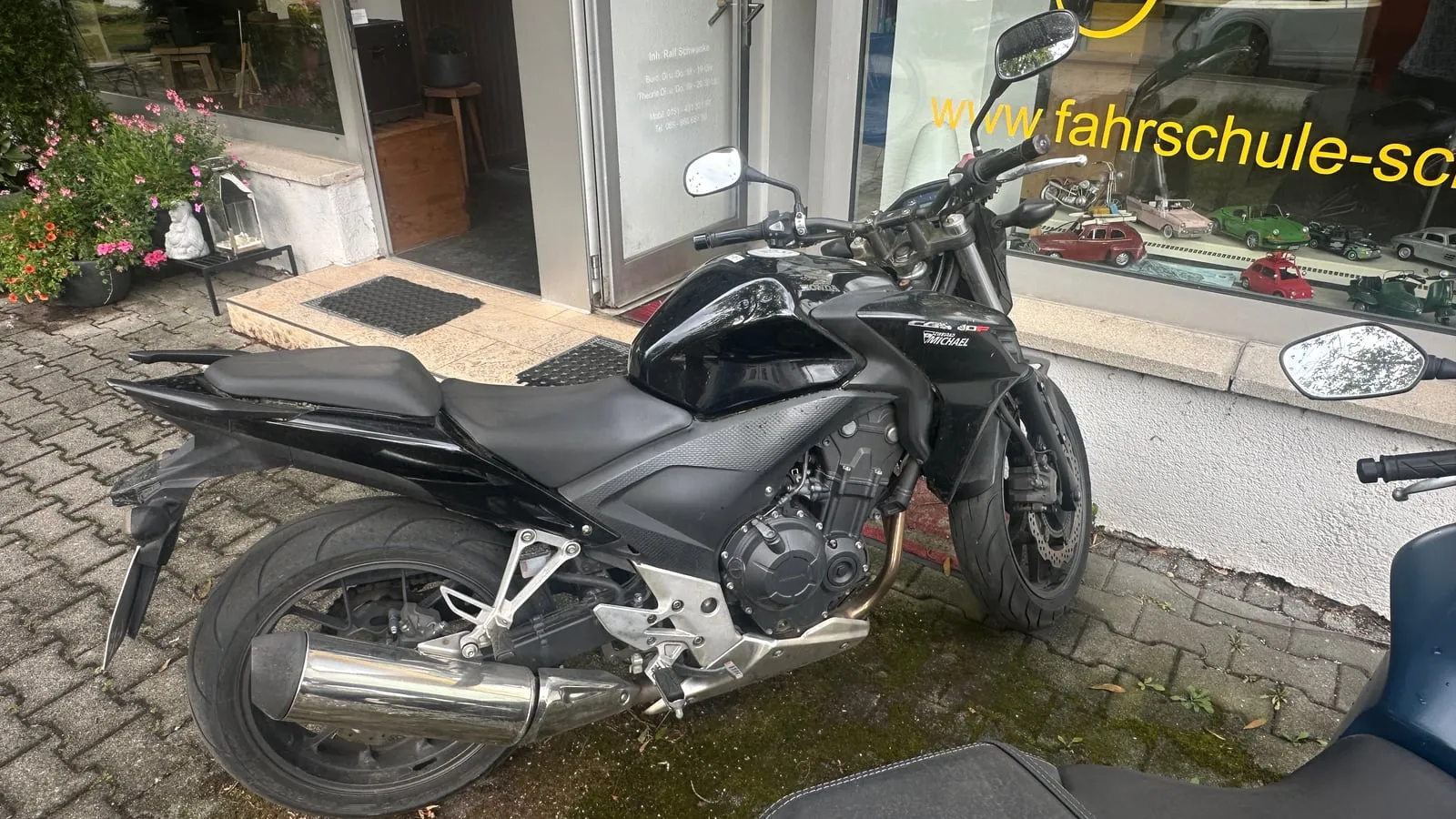 Die schwarze Honda CB500F vor dem Büro der Fahrschule