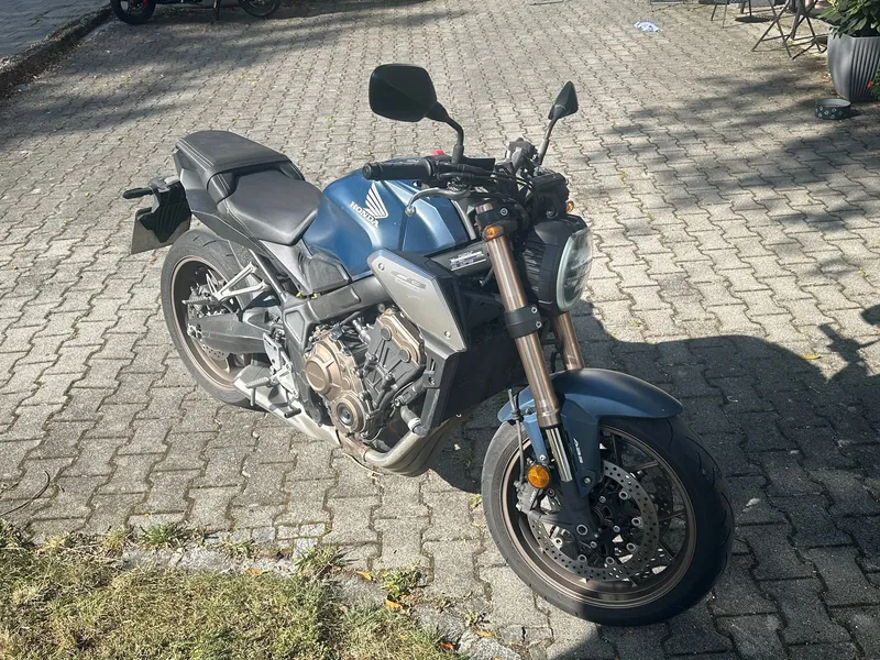 Die Honda CB650R von schräg rechts, der Reihenvierzylinder ist sichtbar