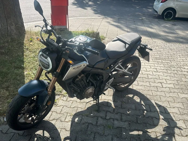 Die Honda CB650R schräg von vorne im Sonnenlicht