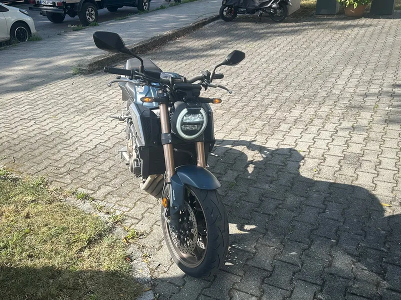 Die Honda CB650R von vorne, der runde LED-Scheinwerfer ist gut zu erkennen