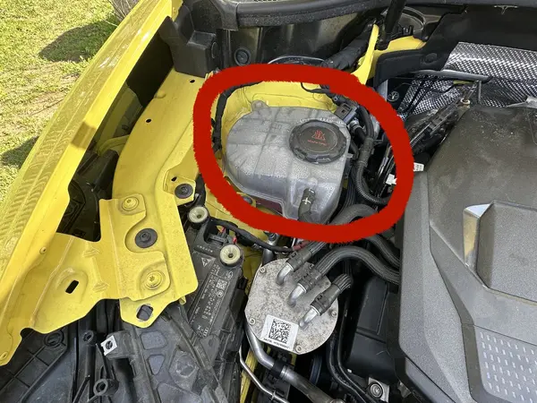Kühlwasserbehälter im Motorraum