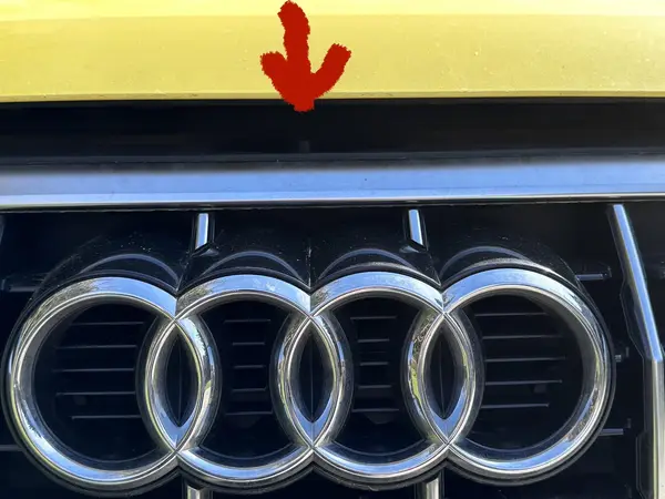 Sicherungshebel unter der halb geöffneten Motorhaube