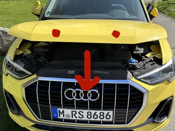 Halb geöffnete Motorhaube des Schulungsfahrzeugs