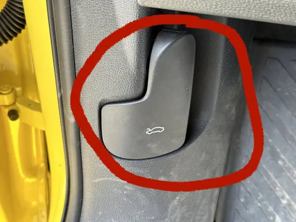 Entriegelungsgriff für die Motorhaube im Fußraum