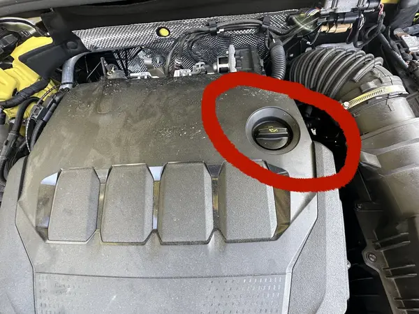 Öleinfülldeckel im Motorraum