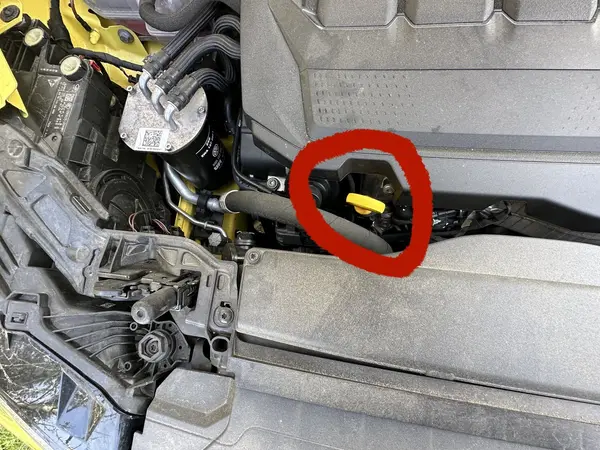 Gelber Ölmessstab im Motorraum