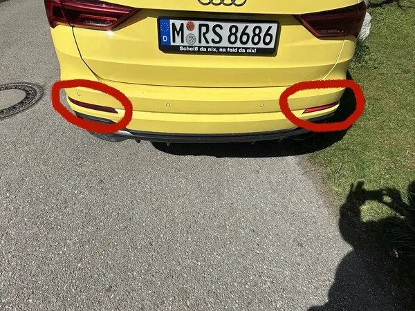 Roter Rückstrahler an der Fahrzeugrückseite