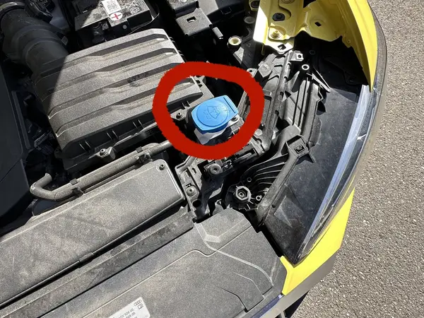 Behälter für Scheibenwischwasser im Motorraum